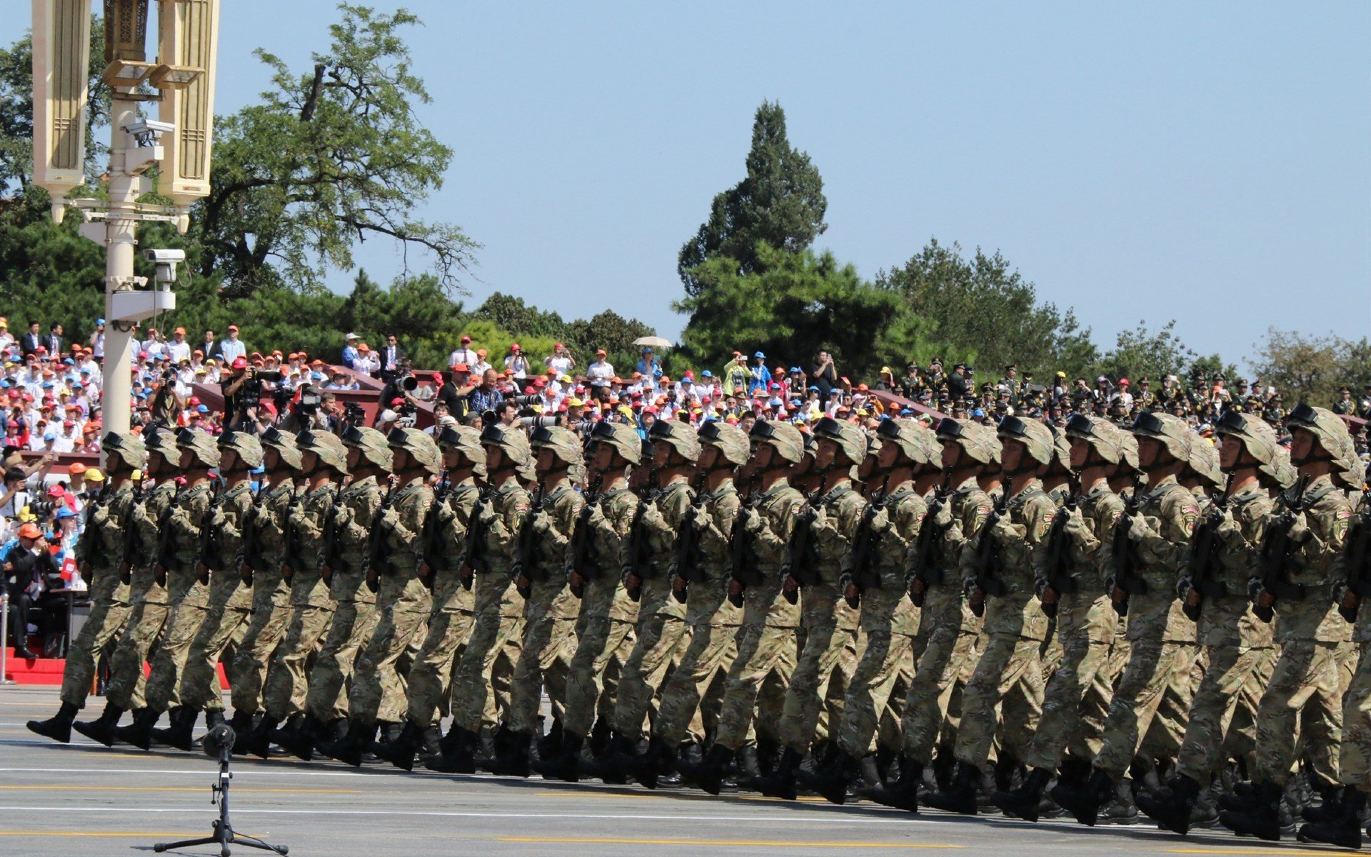 惊险超车:勇敢的一瞬间成就冠军,惊险时速