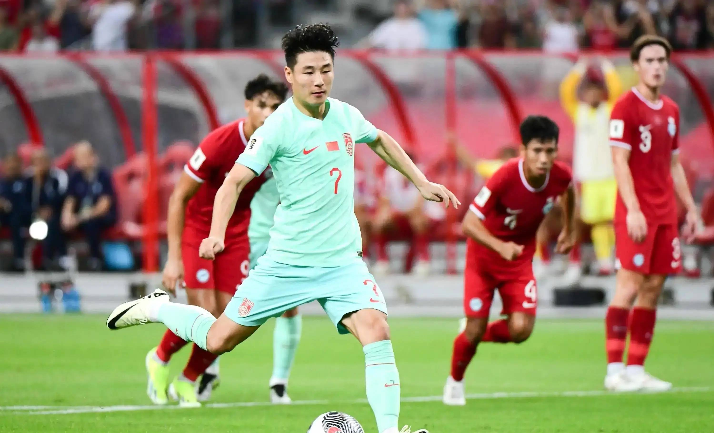 国足年轻球员如何适应国际赛场的高强度挑战？